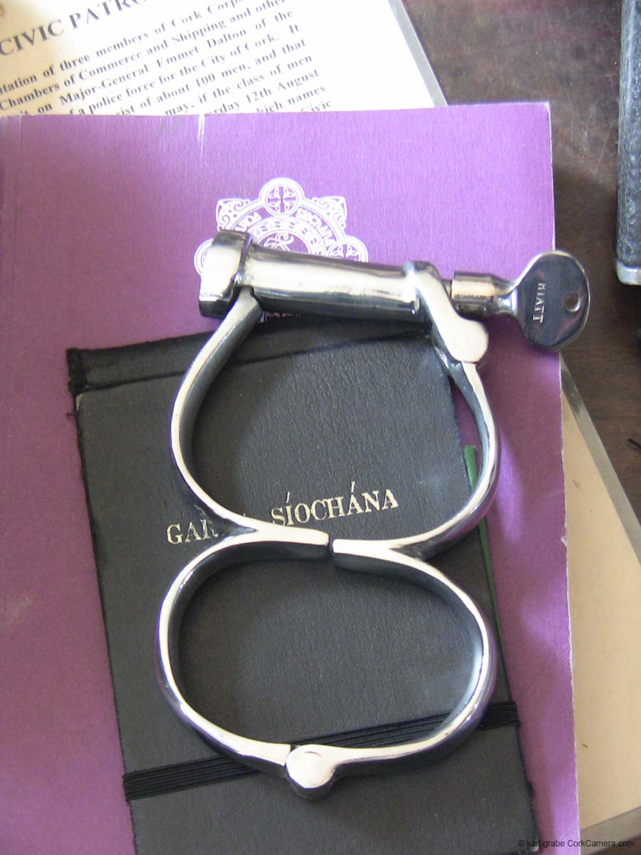 IMG_4057 garda hand cuffs